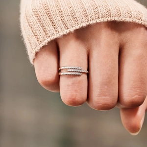 Bague trois rangs en argent S925 avec zircons portée sur la main d'un modèle