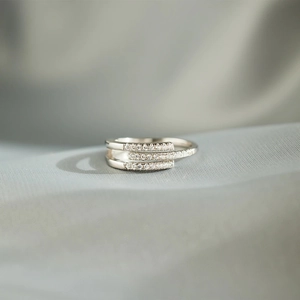 Vue macro d'une bague triple épaisseur en argent 925 avec serti de zircons cubiques