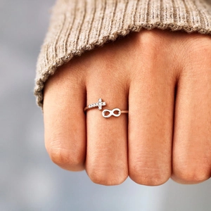 Bague minimalist s925 argent avec croix d'infini et zircone pour femme portée à la main
