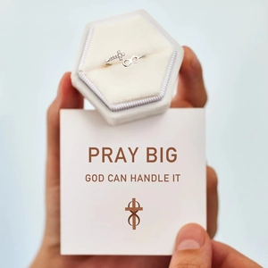 Bague croix et infini avec zircons dans une boîte en velours et carte cadeau