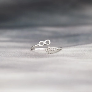 Détail macro bague en argent S925 avec croix infini et pierres de zircon scintillantes