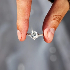 Close-up of a V-shaped S925 silver crown ring with brilliant pavé zircon stones