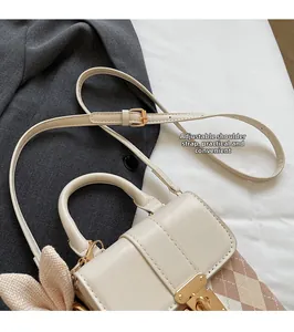 Détail de la bandoulière réglable et du fermoir doré sur le sac à main matelassé