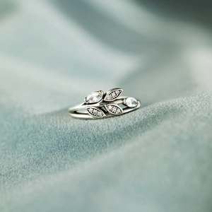 Elegant S925 sterling silver leaf ring with marquise zircon stones and vintage finish