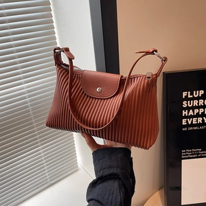 Sac à main marron en cuir plissé avec fermoir argenté pour le style quotidien chic
