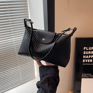 Sac fourre-tout noir à plis verticaux avec rabat et boucle métallique en vue de style de vie