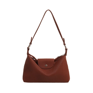 Sac bandoulière marron caramel à texture plissée verticale et détails métalliques