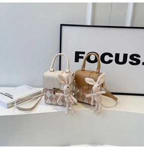 Détail du mini sac bandoulière matelassé avec poignée et pendentif lapin en peluche