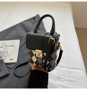 Détail du fermoir doré et du motif à losanges sur ce petit sac à bandoulière chic