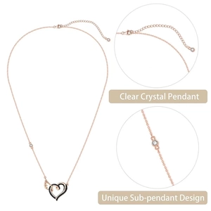 Vue détaillée du pendentif cœur avec ailes, sous-pendentif en cristal et fermoir mousqueton