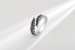 Détail macro de la bague aile d'ange en argent S925 avec texture plume vintage
