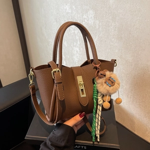 Lychee Pattern PU Leather Bucket Bag With Golden Metal Lock And Lion Plush Pendant Crossbody Handbag For Women