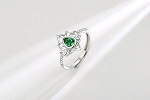 Vista macro dello zircone verde a goccia in un elegante anello loto in argento 925