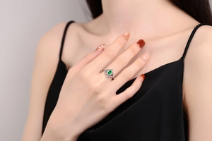 Dettaglio di un anello loto retrò in argento con gemma verde a goccia e piccoli diamanti