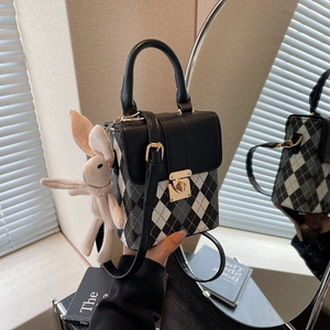 Sac boîte bandoulière matelassé noir et blanc avec fermoir doré et breloque lapin