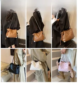 Vues détaillées du sac seau matelassé cœur en quatre coloris avec bandoulière chaîne