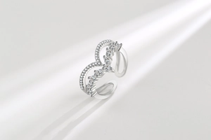 Dettaglio macro di anello a doppio strato a V argento con pavé di zirconi e fascia regolabile