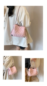 Détail du sac seau rose matelassé avec coins métalliques et bandoulière chaîne