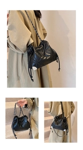 Détails du sac seau noir matelassé en cœur avec des coins métalliques argentés