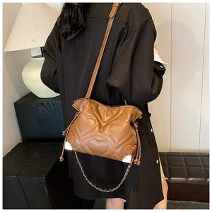 Sac bandoulière marron en similicuir avec matelassage cœur et bandoulière réglable