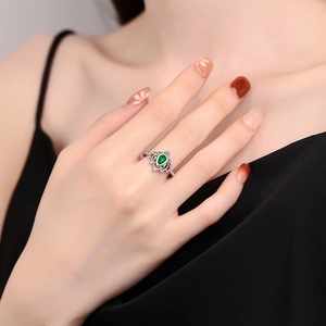 Anello loto vintage in argento con zircone verde a goccia e pavé di diamanti indossato
