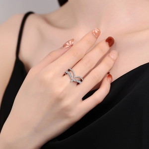 Anello doppio a V in argento con zirconi indossato sulla mano per uno stile elegante