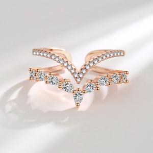 Anello a doppio strato a V in oro rosa con zirconi incastonati e design a corona