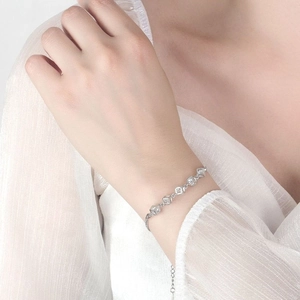 Bracciale geometrico in argento da donna con pietre di zirconia cubica a cubetto