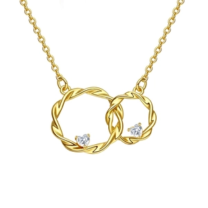 Collana con doppio anello intrecciato dorato e pietre preziose a cuore
