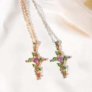 Collier croix avec feuilles de vigne vertes et pierre violette sur soie blanche