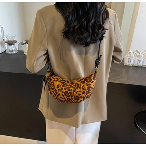 Borsa a mezzaluna con stampa leopardata e tracolla annodata indossata da una modella