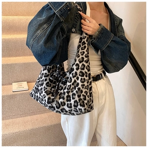 Vue détaillée du sac hobo léopard avec nœud noir décoratif en tissu textile doux