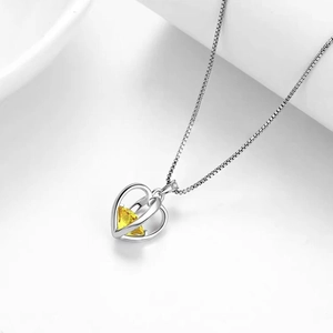Collier à pendentif cœur évidé élégant avec un zircon jaune sur une chaîne box