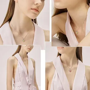 Photos détaillées du collier pendentif cœur avec pierres colorées sur mannequin sous divers angles