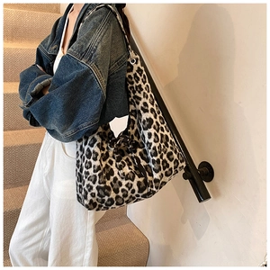 Grand sac hobo léopard avec une texture pelucheuse et une large bandoulière amovible