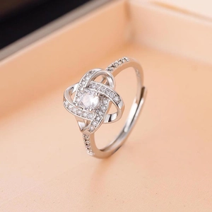 Vue macro de la bague ajustable en argent avec zircon rond et anneau torsadé pavé