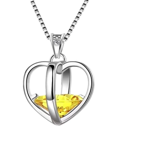 Pendentif cœur en argent S925 avec cristal jaune et chaîne O sur fond blanc
