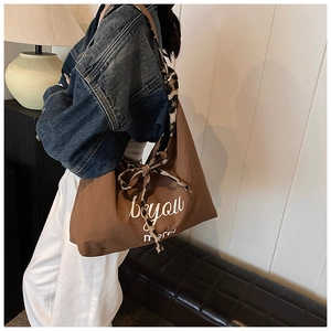Détail du grand sac cabas marron avec bandoulière léopard et imprimé be you merci