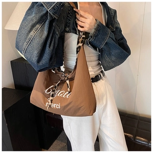 Détail du sac hobo avec bandoulière léopard et imprimé merci blanc sur toile