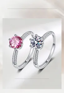 Nahaufnahme glänzender Silberringe mit rosa und weißen runden Zirkonia-Steinen