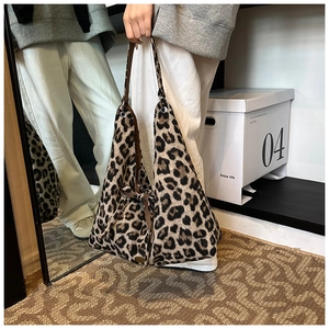 Vue détaillée du grand sac cabas léopard avec texture douce en fausse fourrure et anses robustes