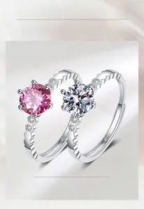 Détails des bagues en moissanite rose et blanche avec monture alvéolée en argent