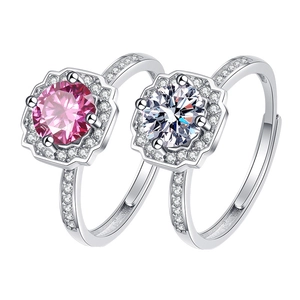 Set di anelli Moissanite con pietre rosa e trasparenti in montatura halo e diamanti