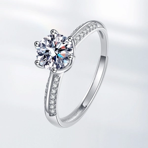 Eleganter Moissanit-Ring mit Sechs-Krallen-Fassung und verstellbarem Silberband