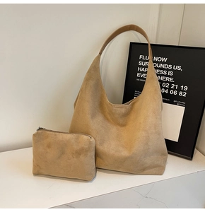 Dettaglio della borsa tote in similpelle scamosciata kaki e custodia coordinata