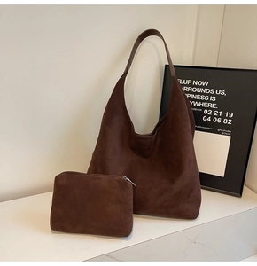 Dettaglio del set di borse hobo in pelle scamosciata marrone con pochette coordinata