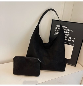 Dettaglio della borsa hobo in finto scamosciato nero con astuccio abbinato