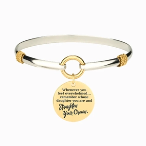 Bracciale bicolore argento e oro con ciondolo rotondo inciso con frase motivante