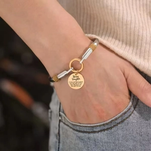 Bracciale in pelle per figliastra con ciondolo inciso dorato e dettaglio anello a O
