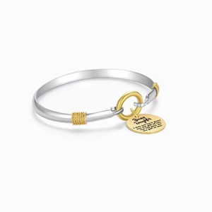 Dettaglio macro del bracciale bicolore con ciondolo tondo inciso Bonus Daughter